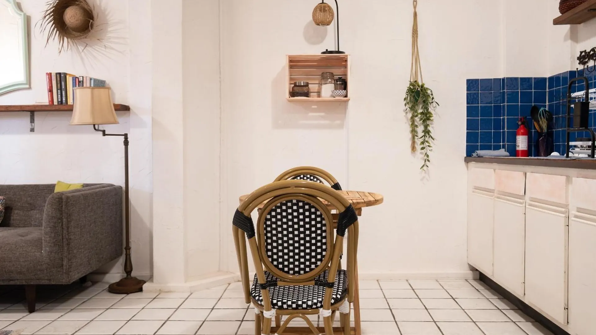 Beach Pad W Patio, Walk To Everything! Gen Ac - 20 Down San Juan Apartment
